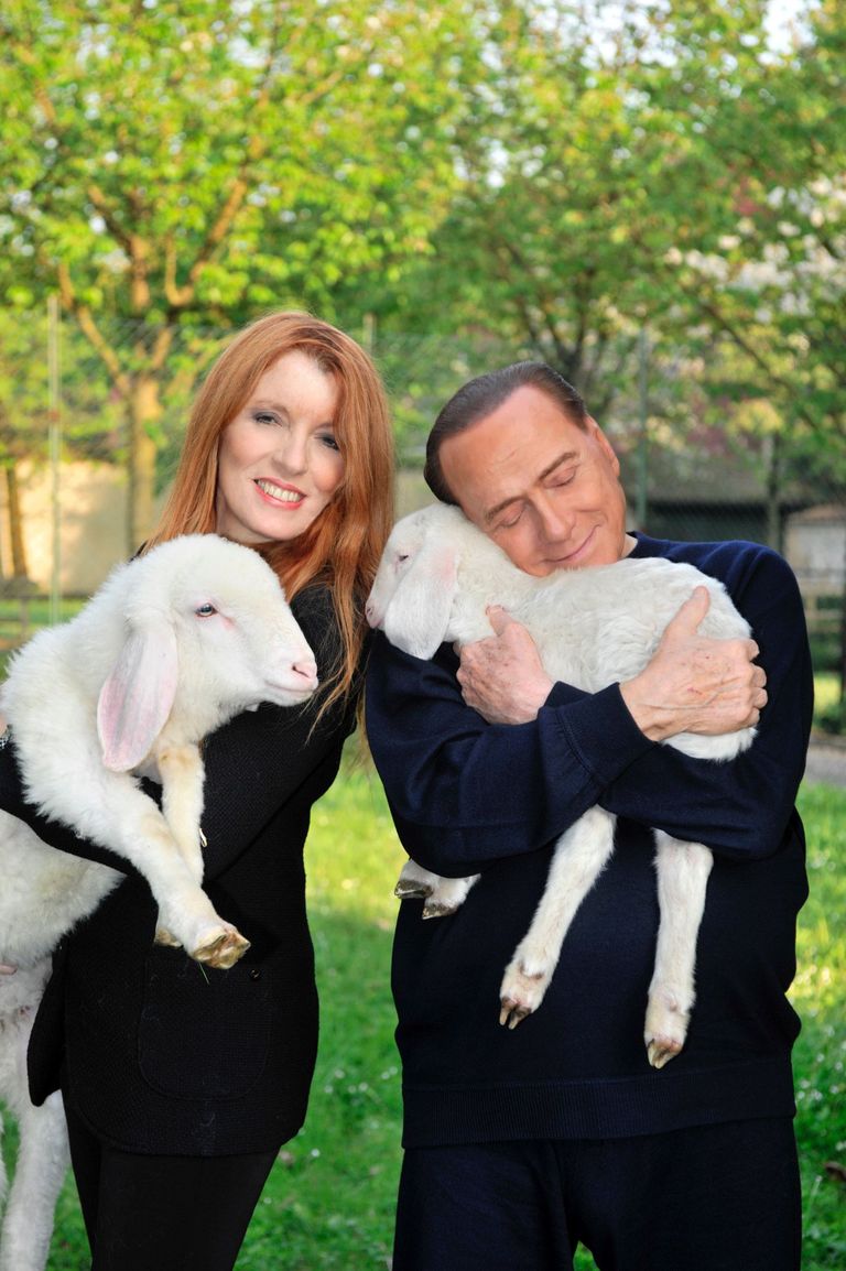 Silvio Berlusconi ja loomakaitseaktivist Michela Vittoria Brambilla talledega