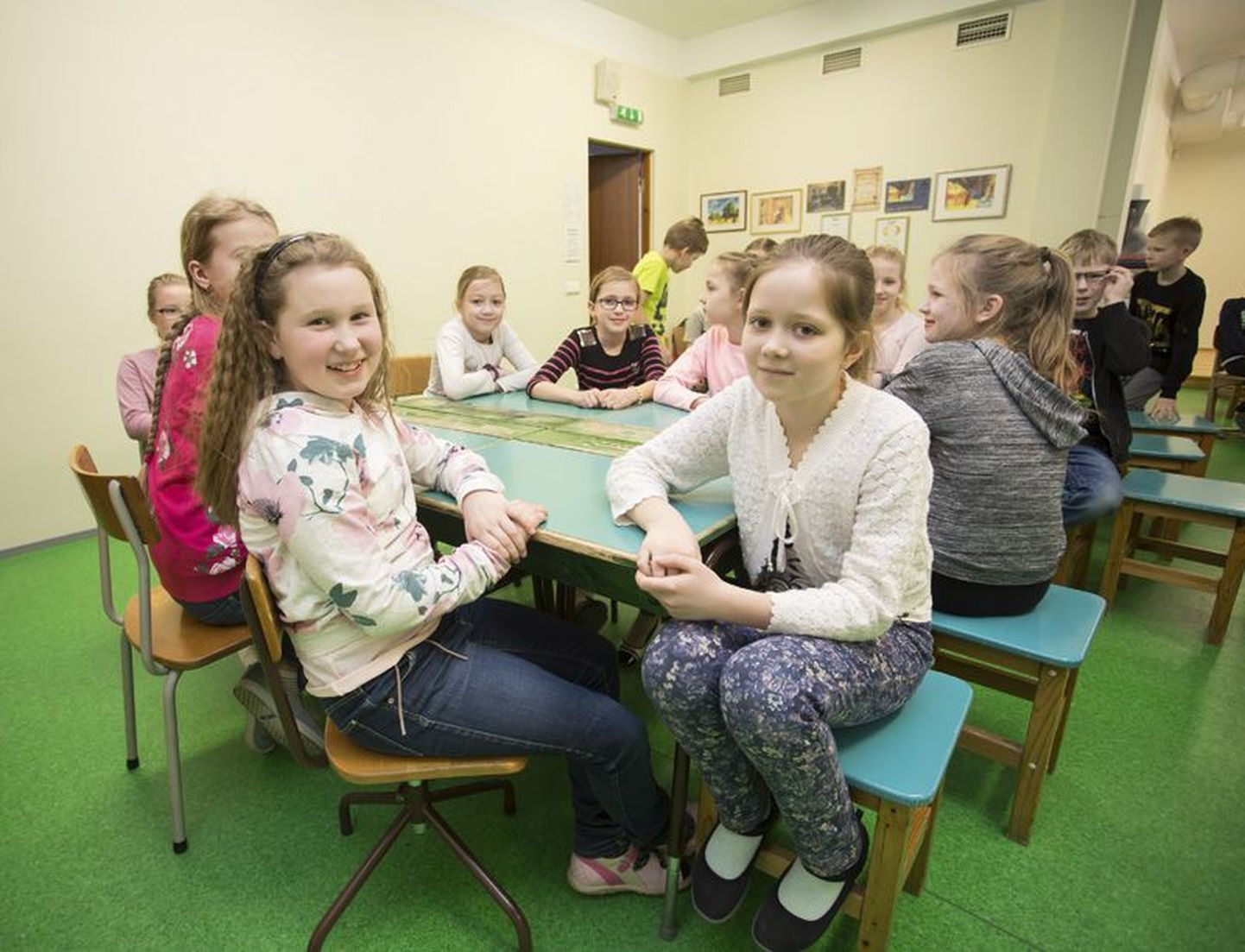 Rakvere reaalgümnaasiumi 3. klassi tüdrukud mõtisklesid emakeelepäeval eesti keelest ja selle kasutamisvõimalustest.