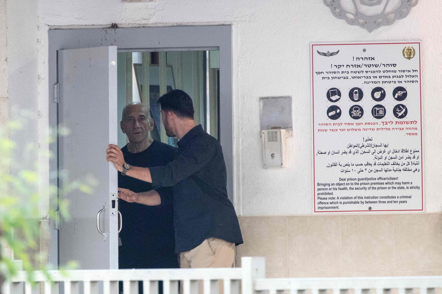 Iisraeli ekspeaminister Ehud Olmert valglast lahkumas.