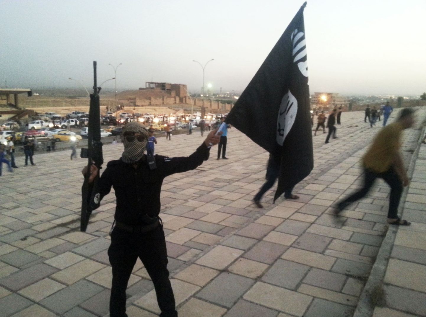 Islamiäärmusliku ISILi liige lehvitab Mosulis lippu.