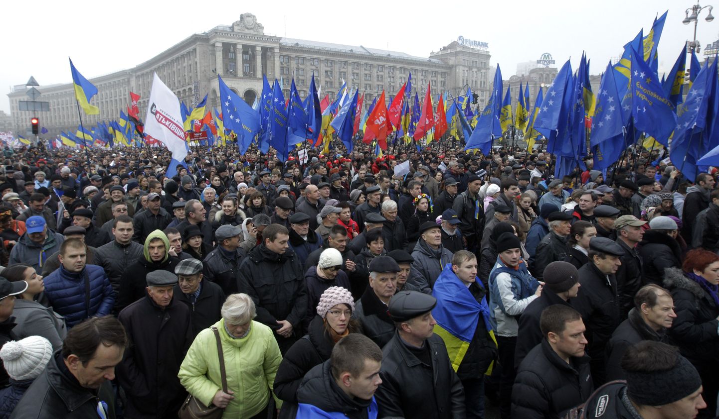 Оппозиция объявила на митинге в Киеве бессрочную акцию в поддержку евроинтеграции