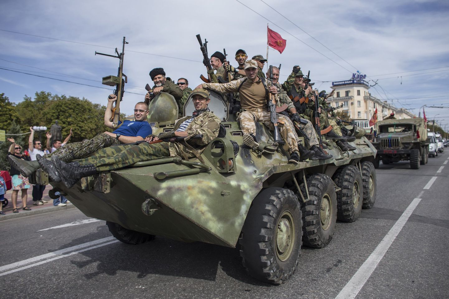 Punast lippu lehvitanud terroristid 14. septembril Luganskis toimunud paraadil.