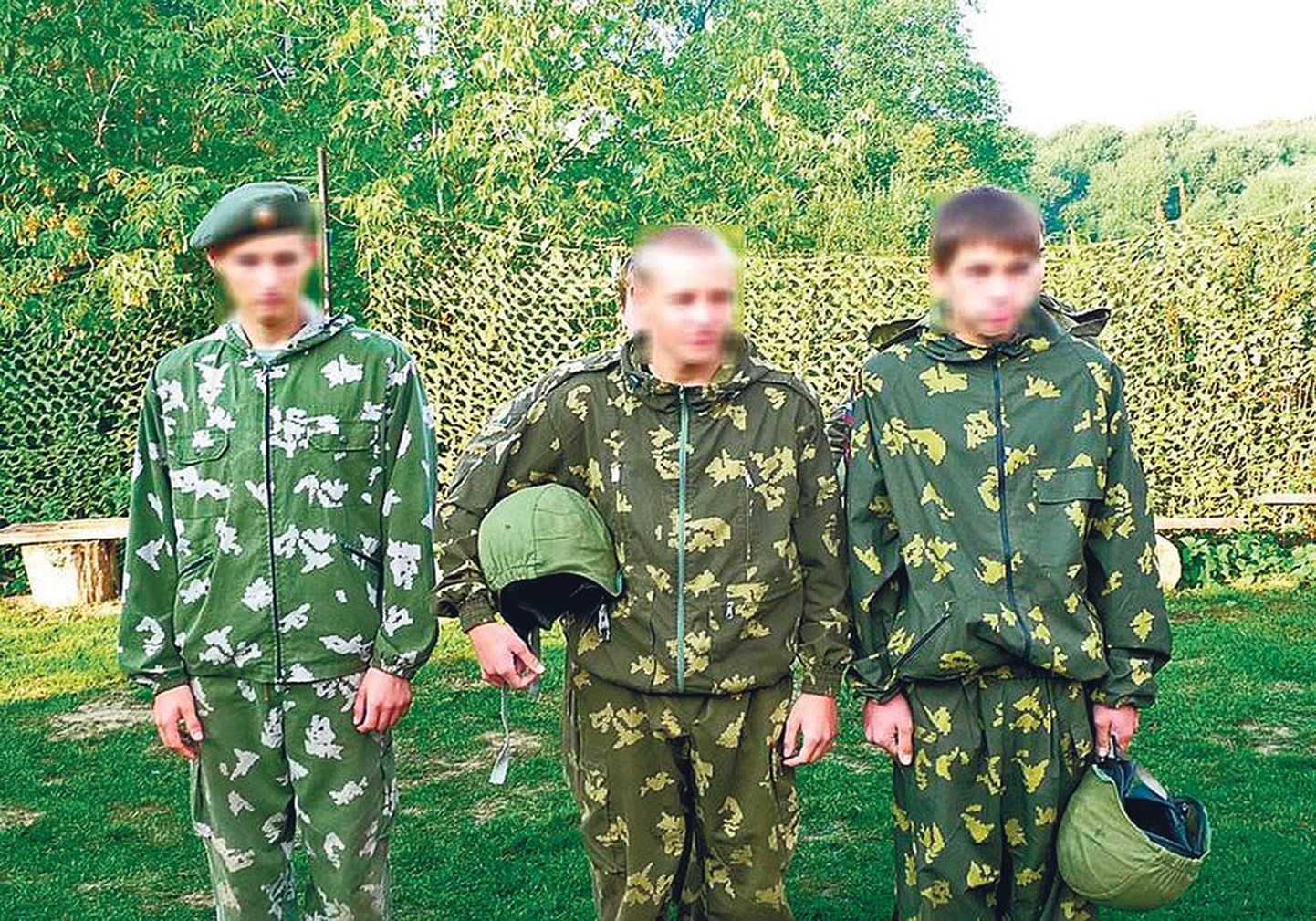 Юные бойцы в Восточной Украине позируют в камуфляжной одежде. Какое будущее им уготовано, неизвестно никому.