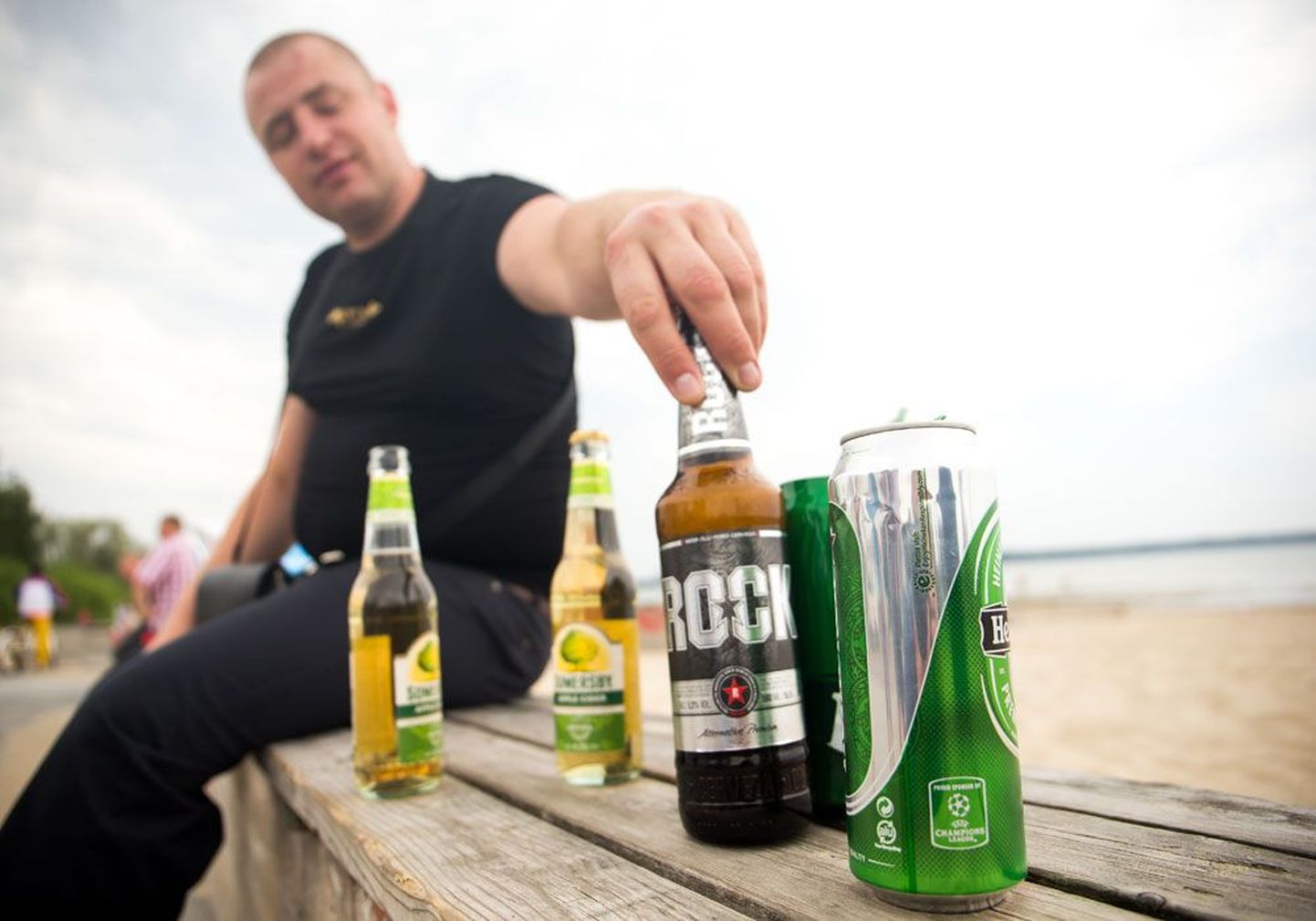 Употребление алкоголя на пляже Штромка в Таллинне.