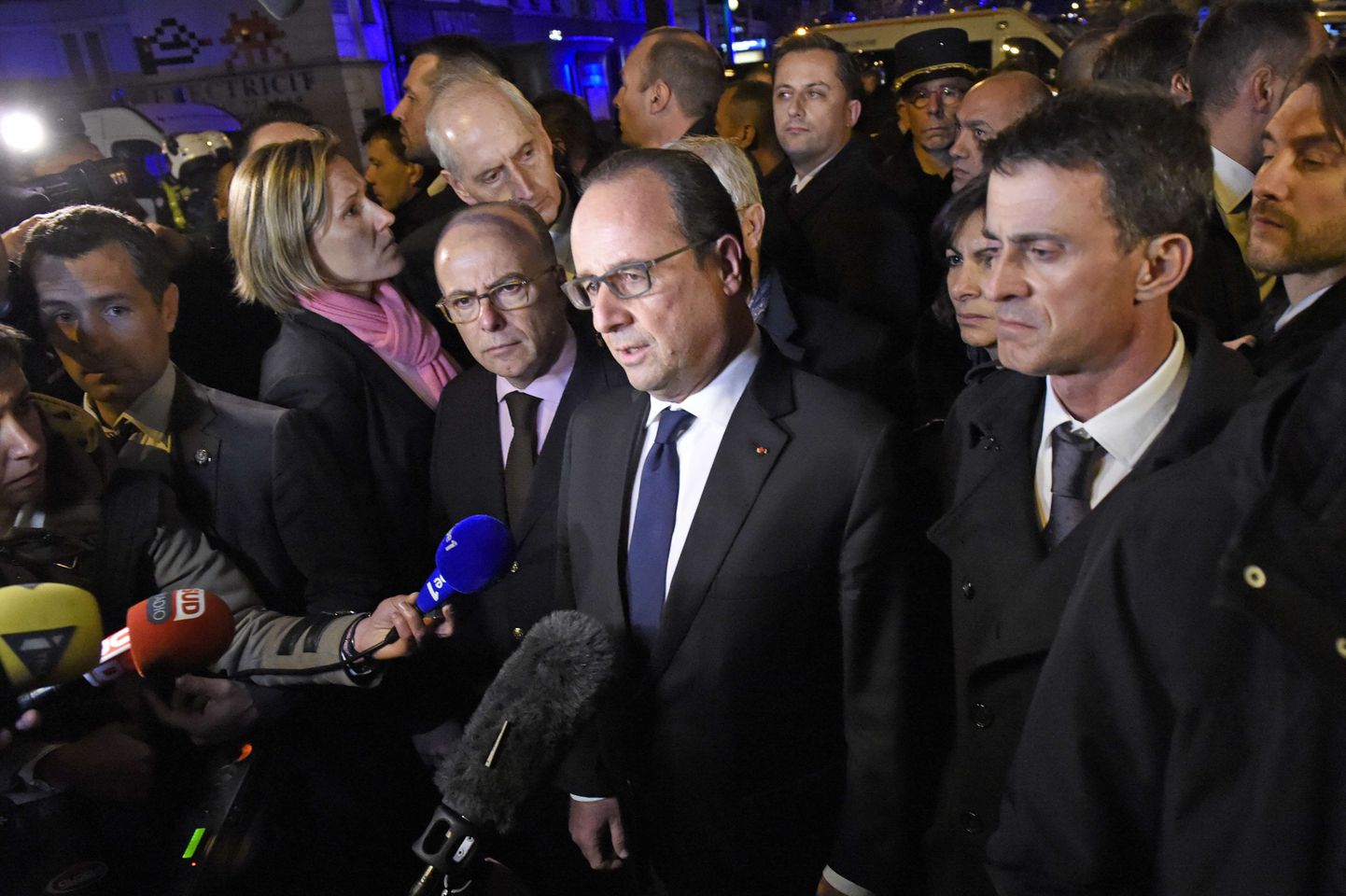 Prantsuse president Francois Hollande ja siseminister Bernard Cazeneuve täna varahommmikul reporterite küsimustele vastamas.