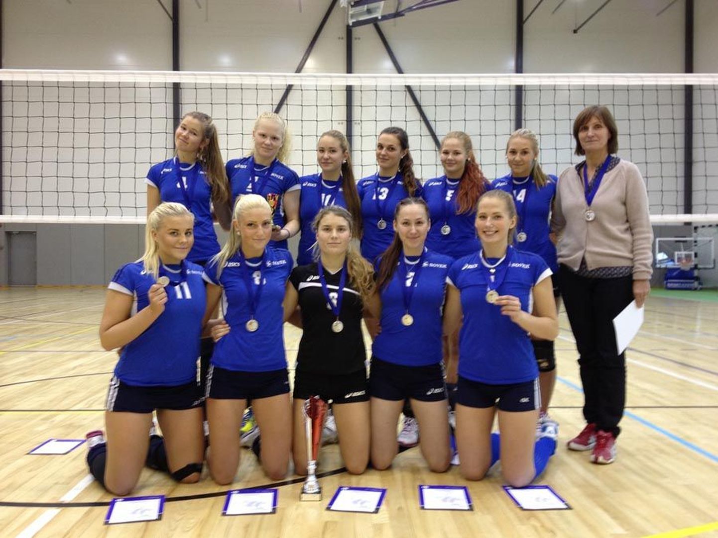 Viljandi spordikoooli U-20 vanuseklassi võrkpallinaiskond saavutas Eesti karikavõistlustel tubli teise koha.