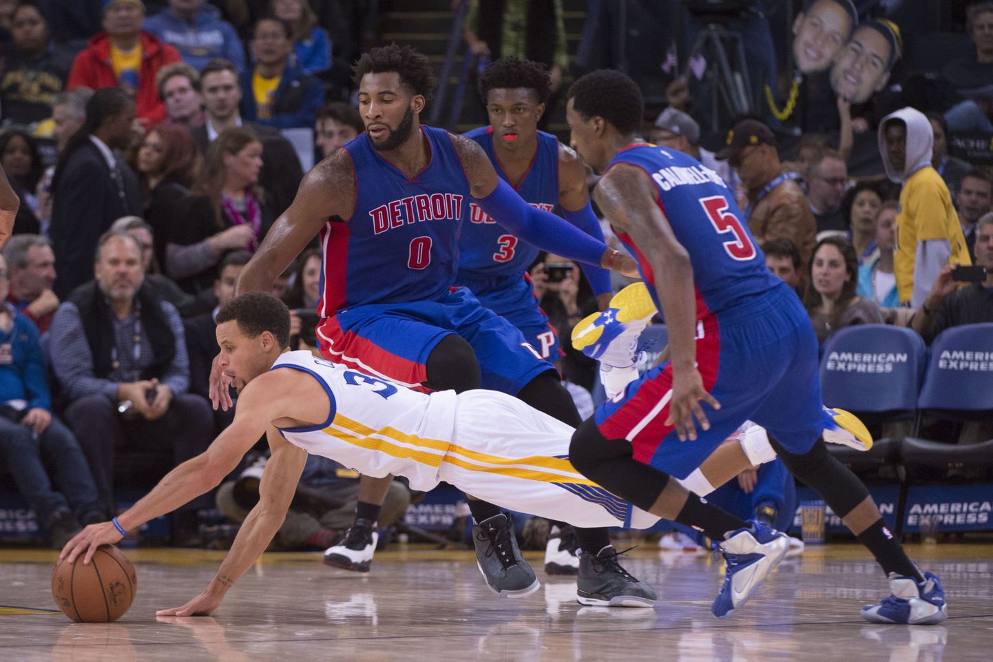 Golden State Warriorsi liider Stephen Curry mängus Detroit Pistonsi vastu palli päästmas.