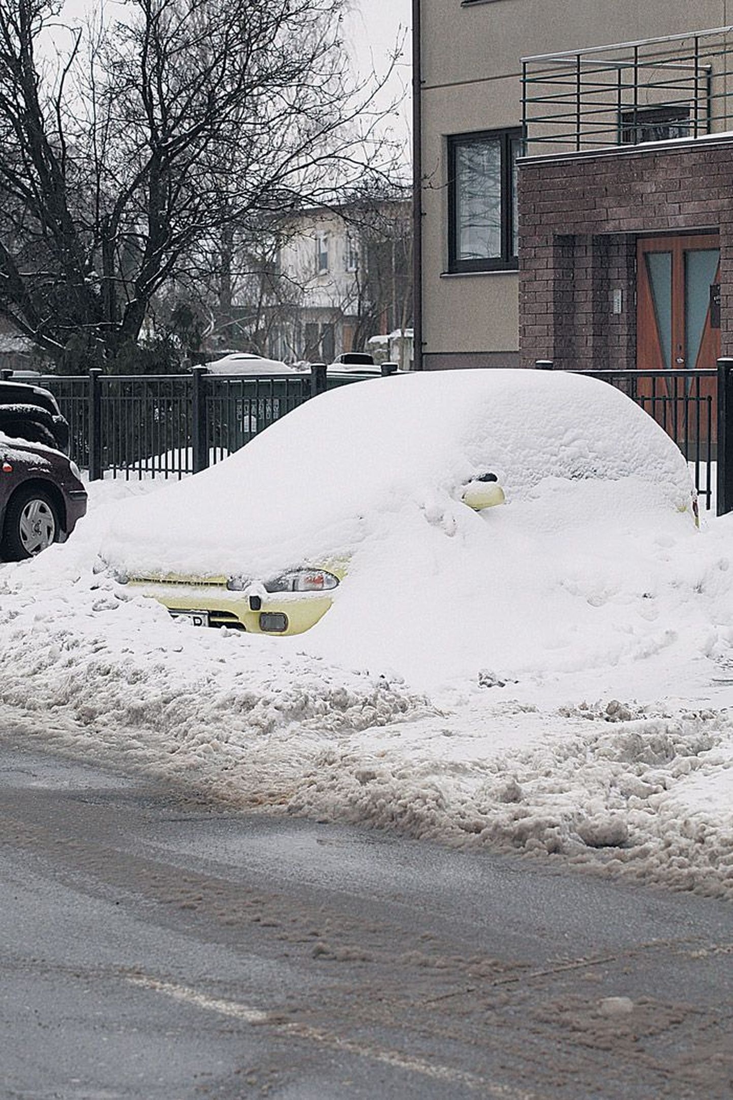 Raua 13 maja ette pargitud auto on jäänud lumevangi: lumevalli taga seisva sõiduki kättesaamiseks tuleb kas oodata suurt sula või teha kõvasti labidatööd.