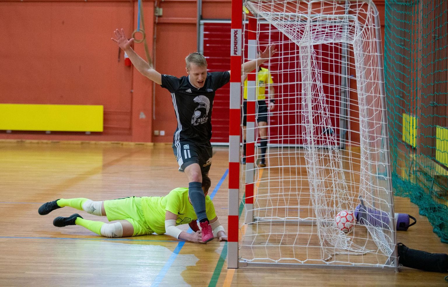Mullu alistas Ravens Futsal poolfinaali jõudmiseks Kohila. Esiplaanil Ravensi mängiv peatreener Raul Rebane.