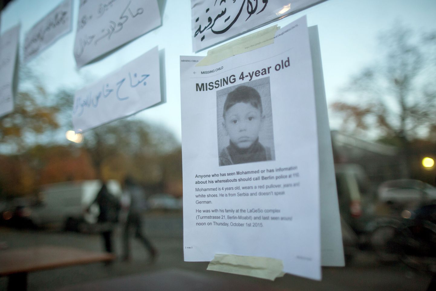 Bosniast pärit nelja-aastase poisi Mohamed Januzi tagaotsimiskuulutus Berliini sotsiaalabiameti hoonel