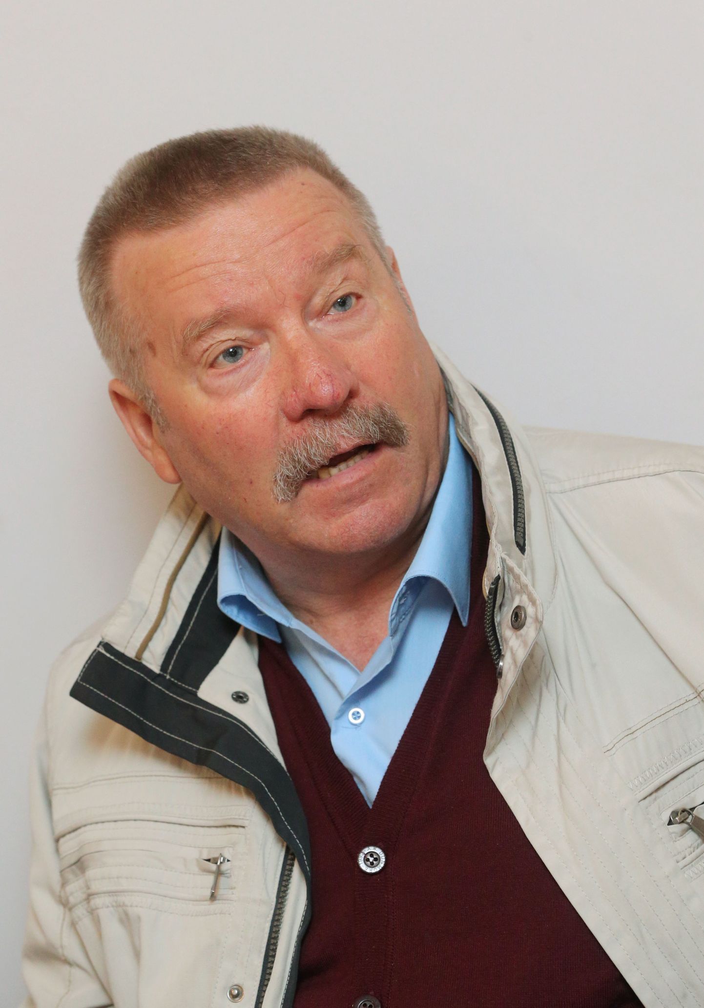 Rõngu vallavolikogu umbusaldab 2013. aasta novembris vallavanemaks valitud Hillar Hänilast juba teist korda.