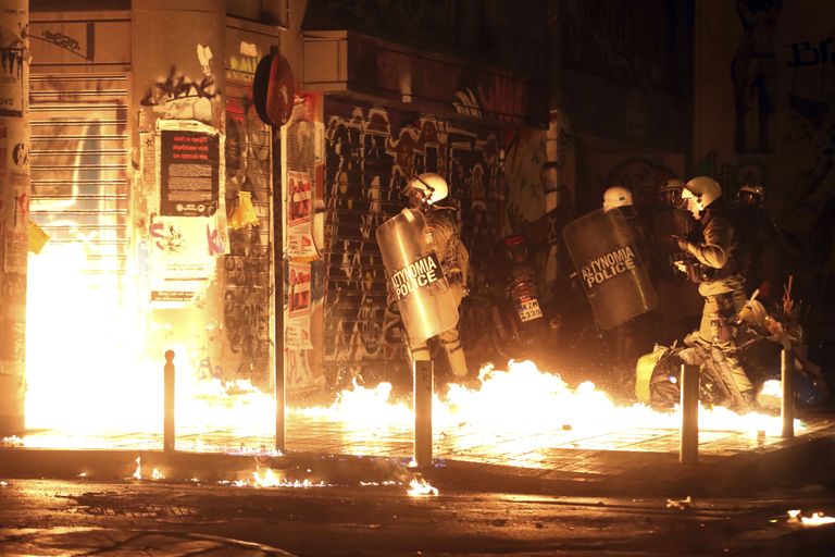 Märulipolitseinikud põiklevad Ateena tänavatel meeleavaldajate visatud Molotovi kokteilide eest.