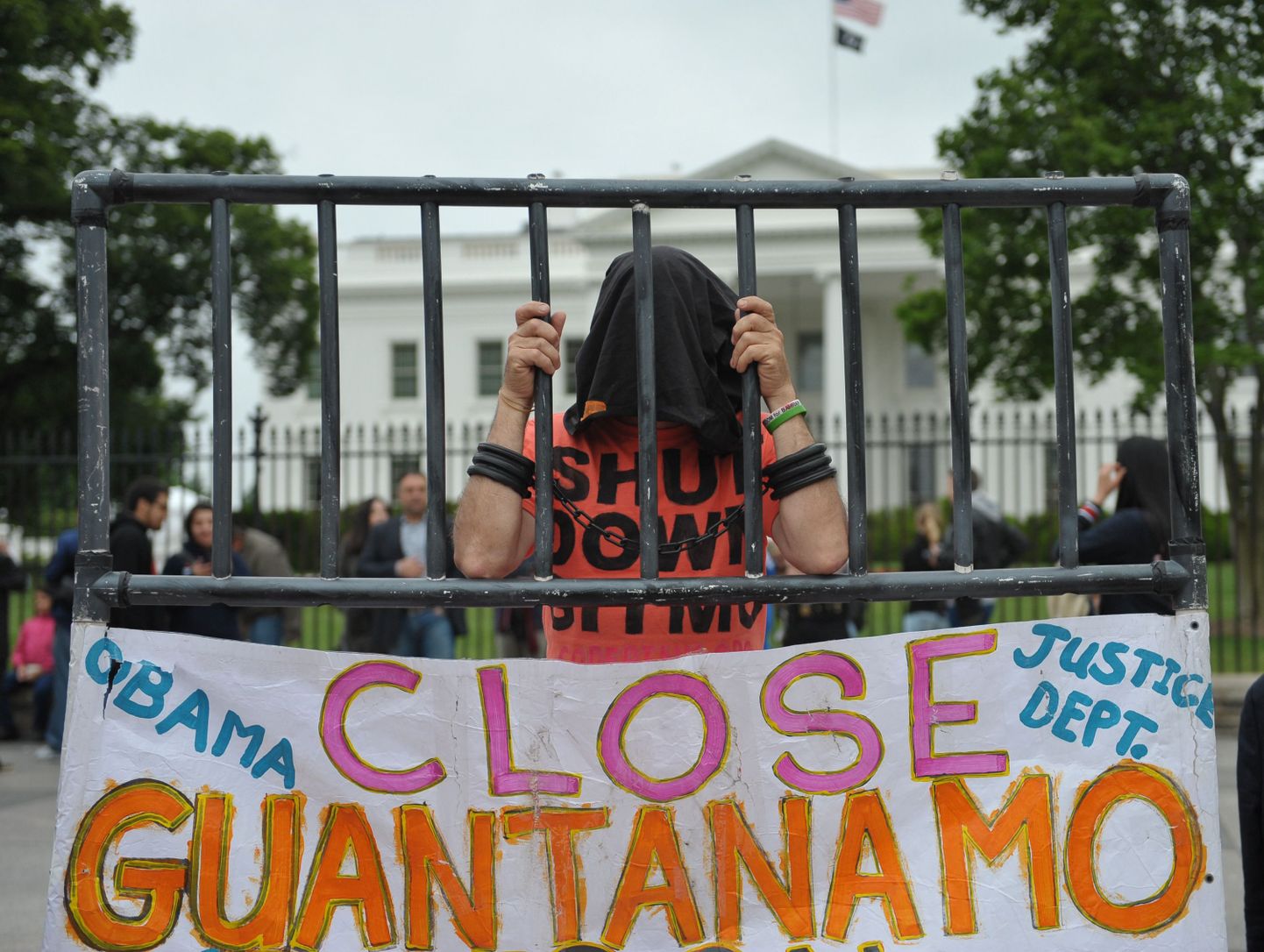 Kapuutsiga meeleavaldaja käesoleva aasta 18. mail Valge Maja ees Guantanamo vangla sulgemist nõudmas.
