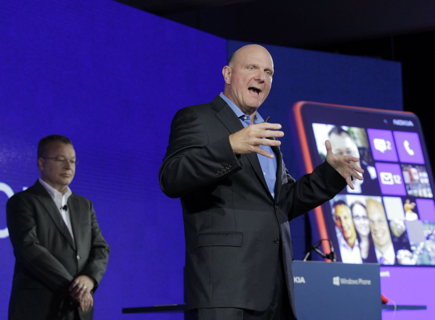 Microsofti tegevjuht Steve Ballmer aasta tagasi New Yorgis Lumia telefoni tutvustamas. Tagaplaanil Nokia tegevjuht Stephen Elop.