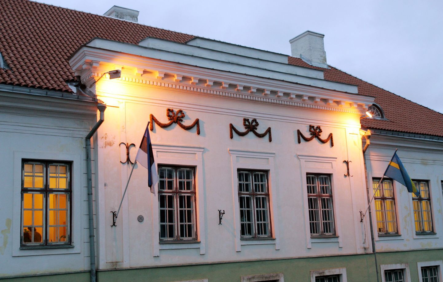 Lipud Rakvere linnavalitsuse hoonel.