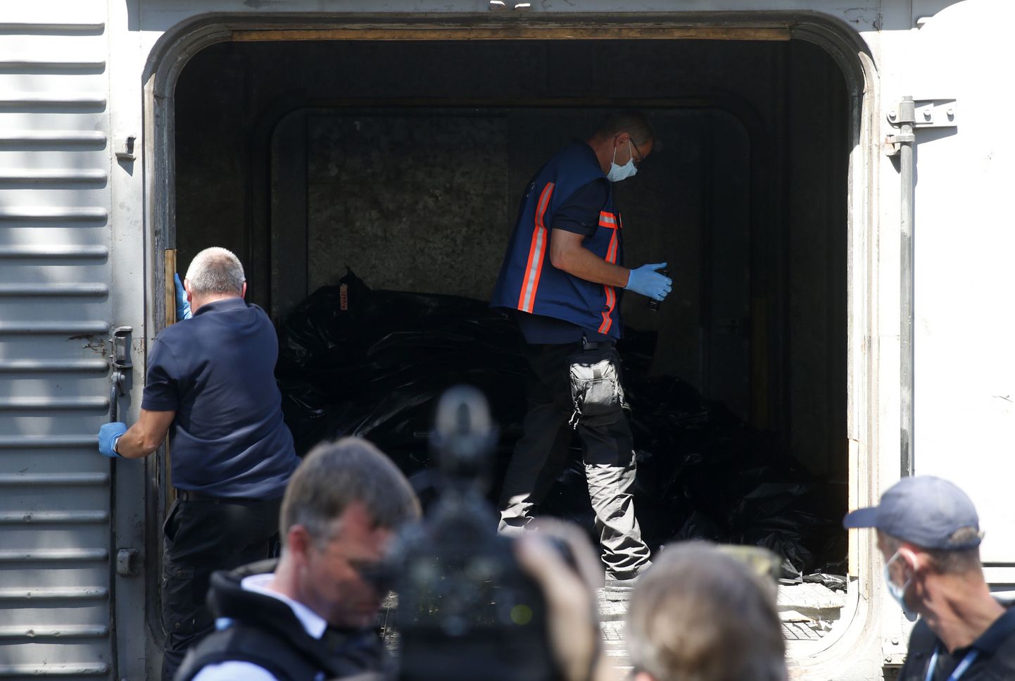 OSCE ja Hollandi kriminalistid uurivad vagunitesse paigutatud surnukehasid.