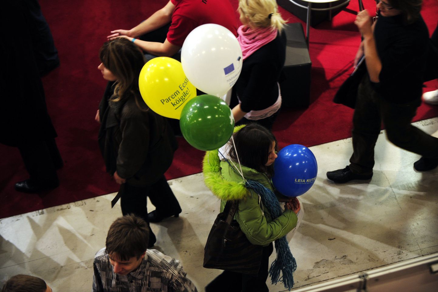 Воздушные шарики с рекламой партий.