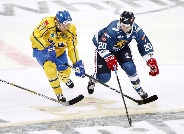 Rootsi koondislane Par Lindholm ja Soome ründaja Eeli Tolvanen novembris Helsingis peetud kontrollturniiril. Olümpiamängudel kohtutakse taas, sest Soome ja Rootsi kuuluvad mõlemad C-alagruppi.