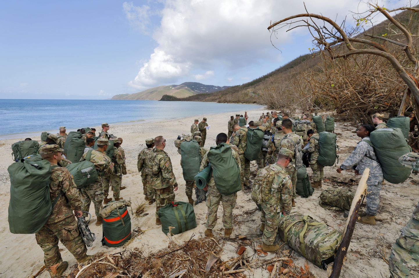 USA sõjaväelased ootamas rannal transporti Briti Neitsisaartel, et evakueerida saarelt enne orkaan Maria tulekut.