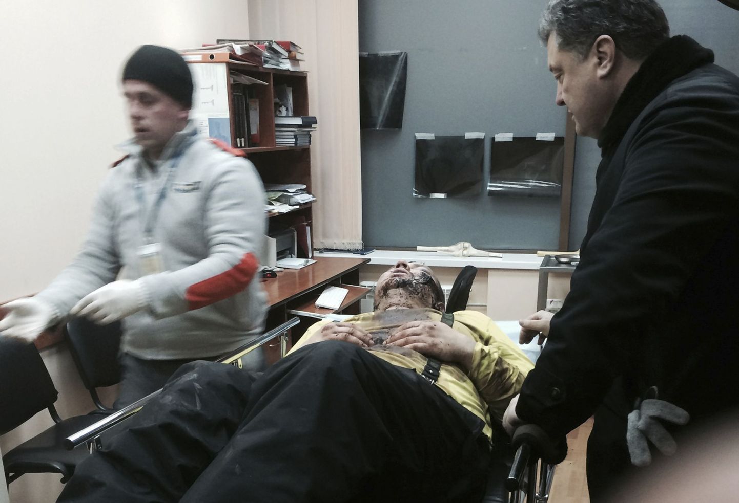 Dmõtro Bulatov (keskel pikali) 30. jaanuaril Kiievi haiglas.