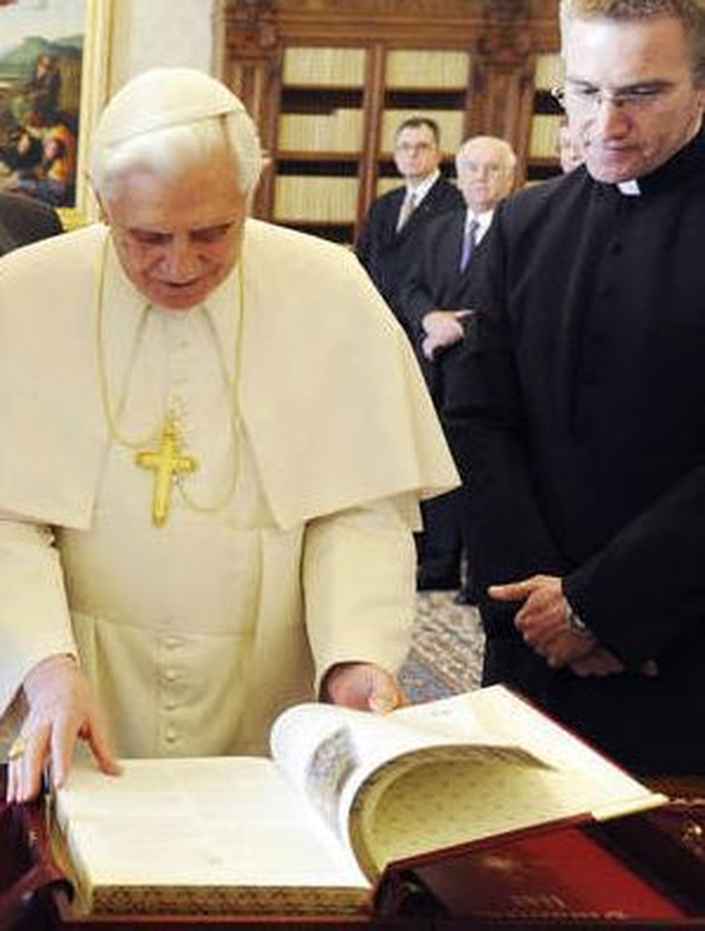 Vatikan avab Dan Browni väidete ümberlükkamiseks salaarhiivi. Fotol paavst Benedictus XVI koos kaaskonnaga