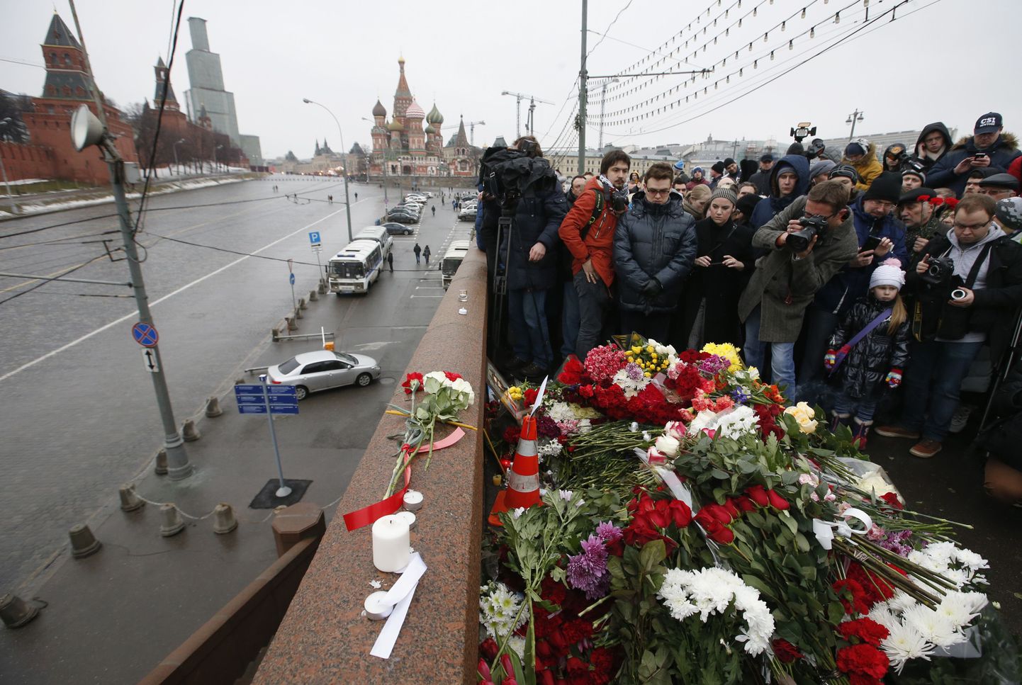 Свечи и цветы на месте убийства Бориса Немцова.