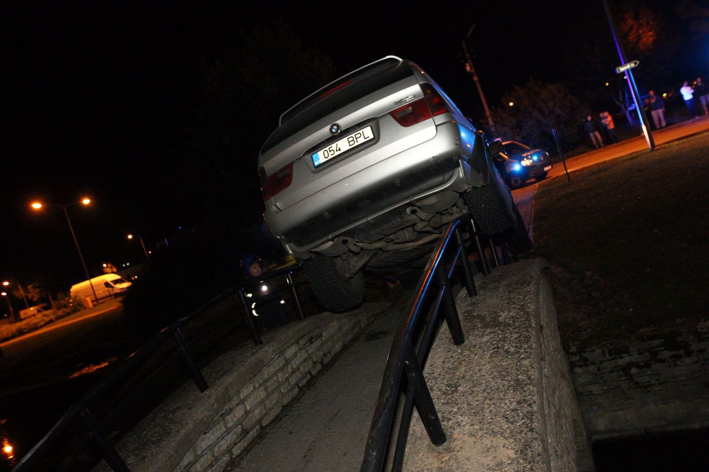 Rakvere Kirikupargis jäi jalakäijate sillale kinni BMW X5.