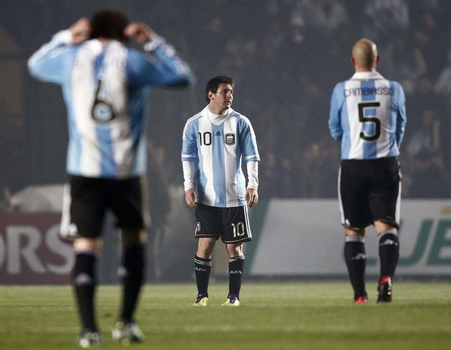 Argentina Gabriel Milito (vasakult), Lionel Messi ja Esteban Cambiasso ei suuda järjekordset kehva mängu uskuda