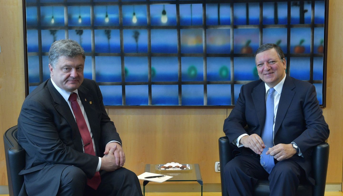Ukraina president Petro Porošenko (vasakul) vestlemas Euroopa Komisjoni presidendi Jose Manuel Barrosoga täna Brüsselis.