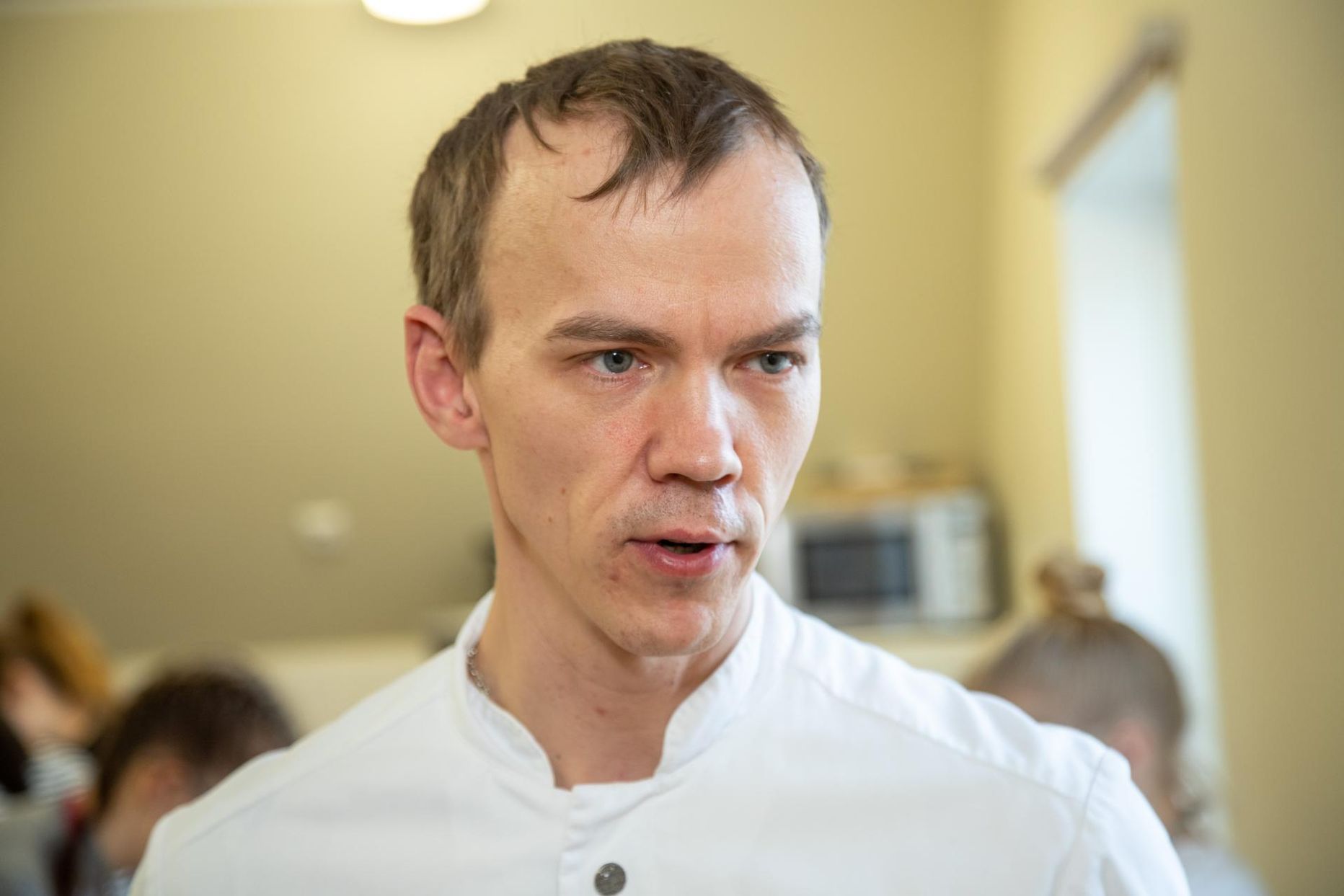 Eesti Peakokkade Ühenduse president Taigo Lepik, üks ringreisi korraldajatest, on valmistanud toitu riigi kõige kõrgematele aukandjatele.