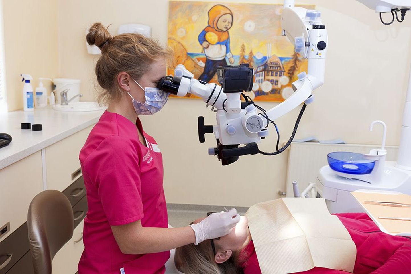 Ortodontia­kliinikus saab nüüd hambaid mikroskoobiga uurida. Nagu ütles kliiniku juht Ene Suigusaar, küsiti selle teenuse järele tihti ja kurdeti, et seesugune lähim võimalus on Tartus. Mikroskoopi näitab hambaarst dr Katre Kanne.