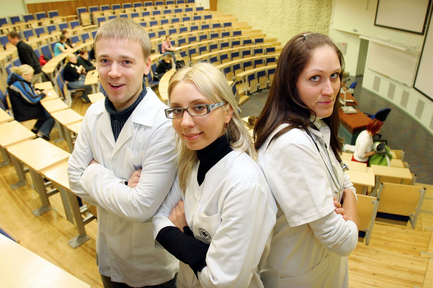 Eesti Arstiteadusüliõpilaste Seltsi endised liikmed Tanel Vahopski (vasakult), Kristel Tarlap ja Katrin Täär (EAÜS-i president).