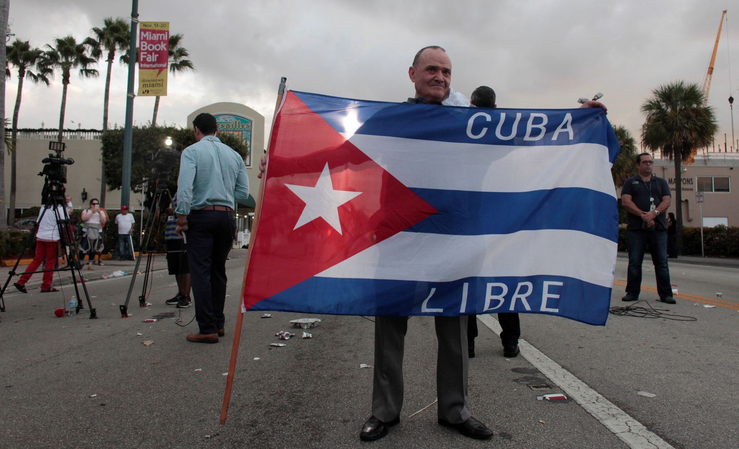 Pärast Fidel Castro surmateadet Miamis tänavale tulnud mees Kuuba lipuga.