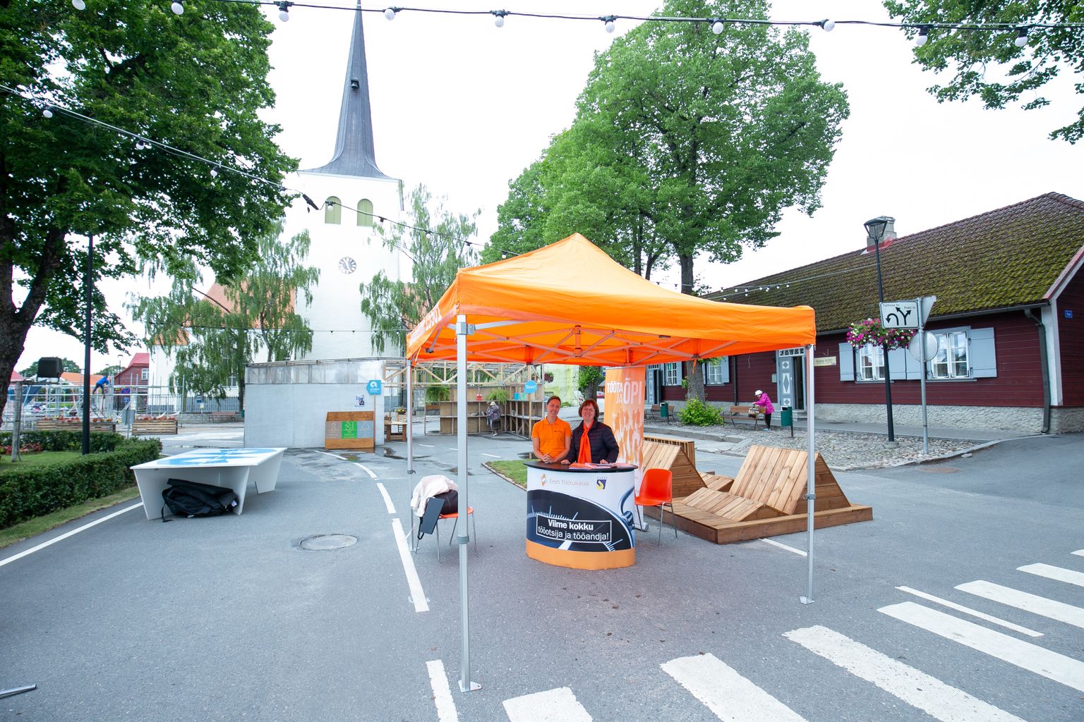 Karjäärinõustajad Pia Piirmets ja Eve Laur käisid inimestele
karjääri alaseid võimalusi Paides tutvustamas ka veidi enam kui aasta tagasi. Nüüd saavad paidelased taas ajutises kohvikus nõu küsida.