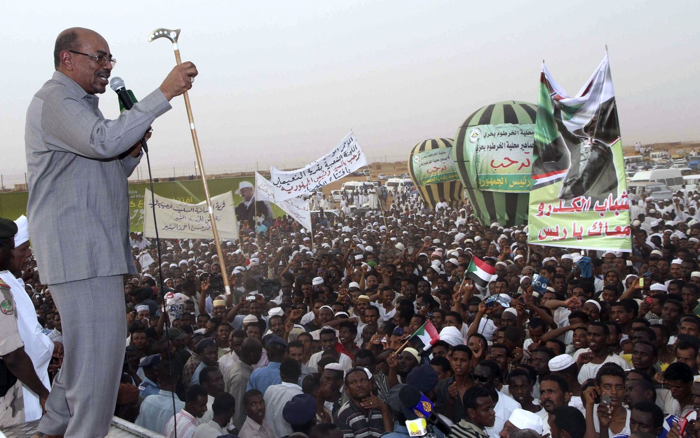 Sudaani president Omar Hassan al-Bashir esines eile sõnavõtuga tseremoonial, millega tähistati naftarikkas Lõuna-Kordofani osariigis asuva Abu Kershola linna tagasivallutamist.