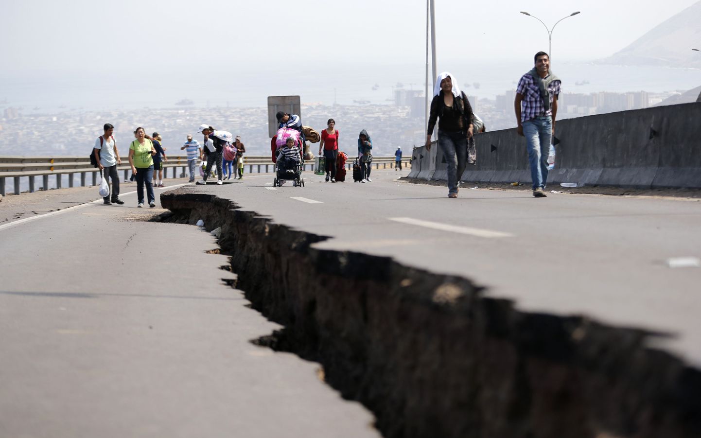 Eelmisel aatal Põhja-Tšiilis maavärina tõttu lõhenenud tee. Pilt on illustratiivne.