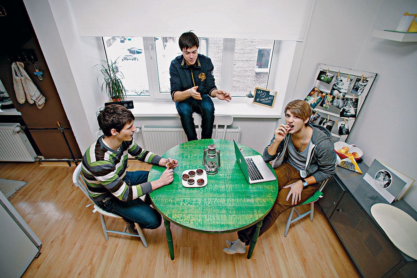 Enam-vähem niimoodi video tegemine käiski: kellegi kodus ja midagi head mugides. Pildil Lauri Särak (vasakult), Elmo Soomets ja Daniel Levi Viinalass.