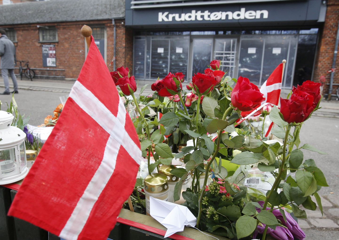 Taani lipp ja lilled pärast tulistamist Kopenhaageni kultuuriklubi juures.