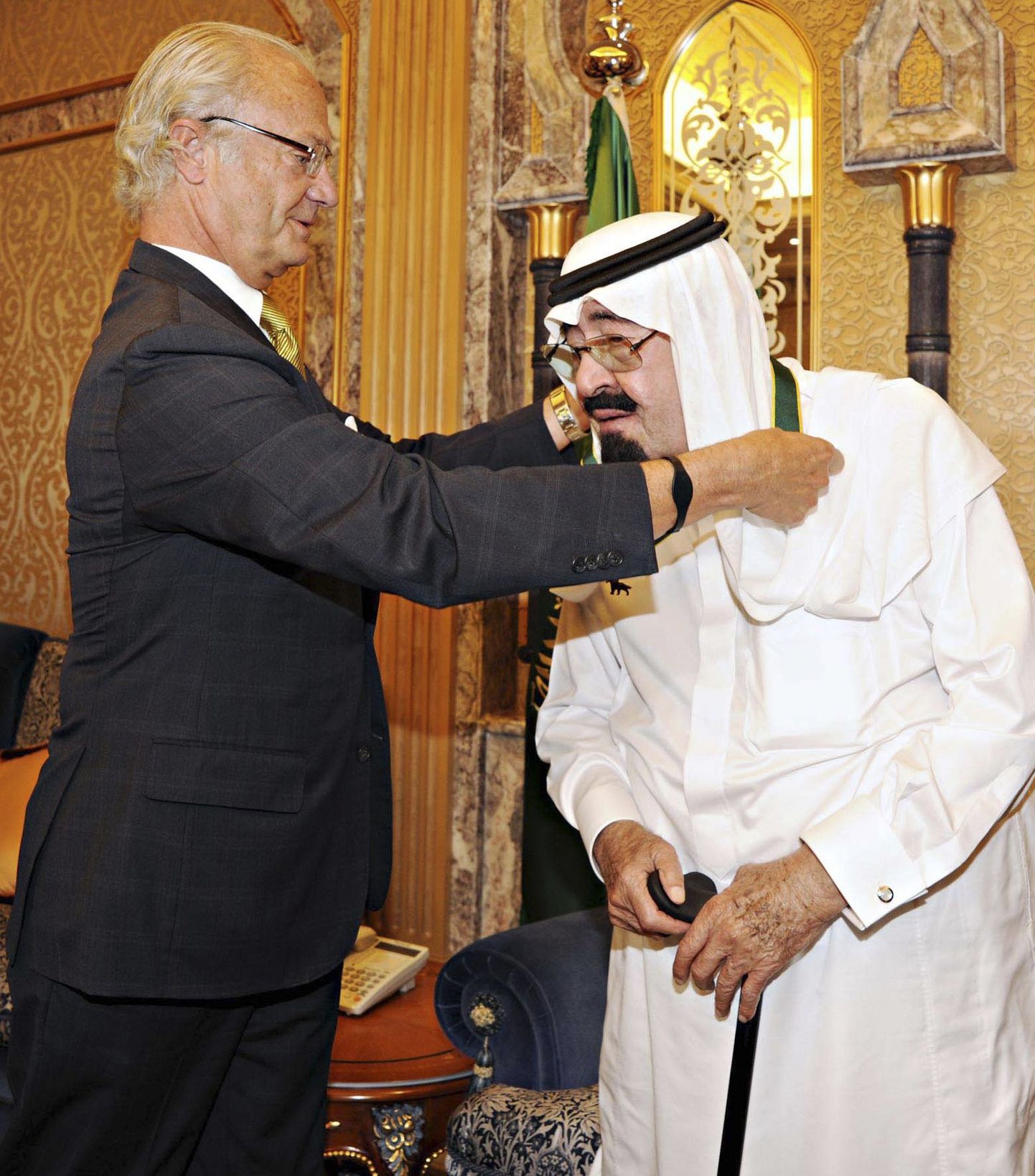 Rootsi kuningas Carl  XVI Gustaf andmas skautide aumedalit Saudi Araabia kuningale Abdullahile
