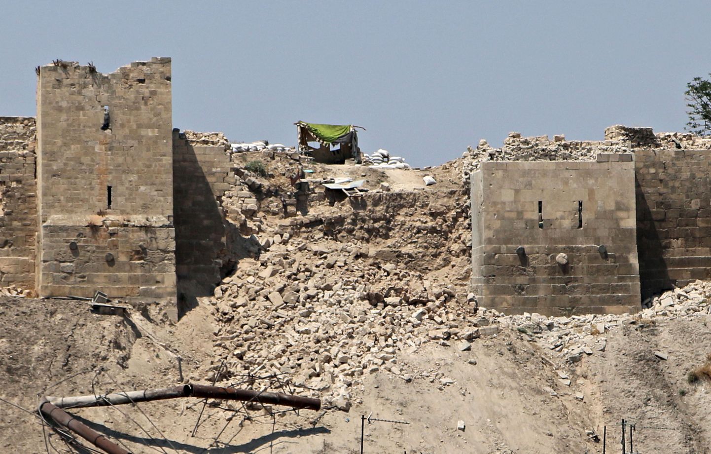 Plahvatuse järel varises osaliselt Aleppo ajalooline kindlusemüür.