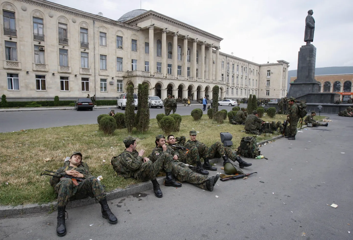 Gruusia sõjaväelased puhkehetkel Gori kesklinnas. Foto on tehtud täna.