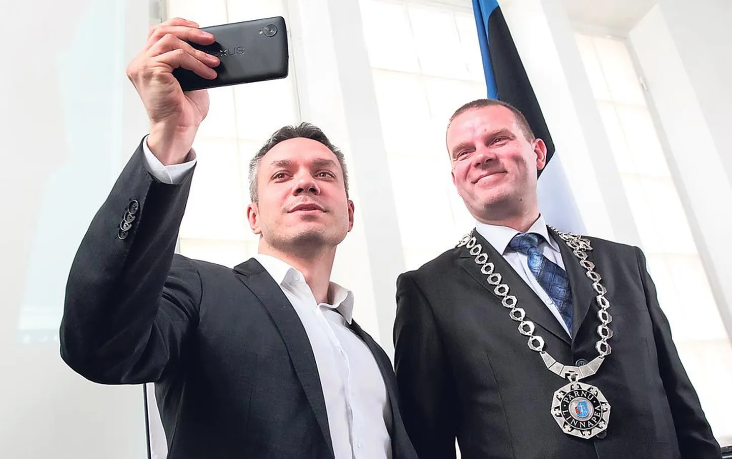 Uus juhtimisstiil: kohe pärast valimist tegi Andrei Korobeinik endast koos Romek Kosenkraniusega selfie.