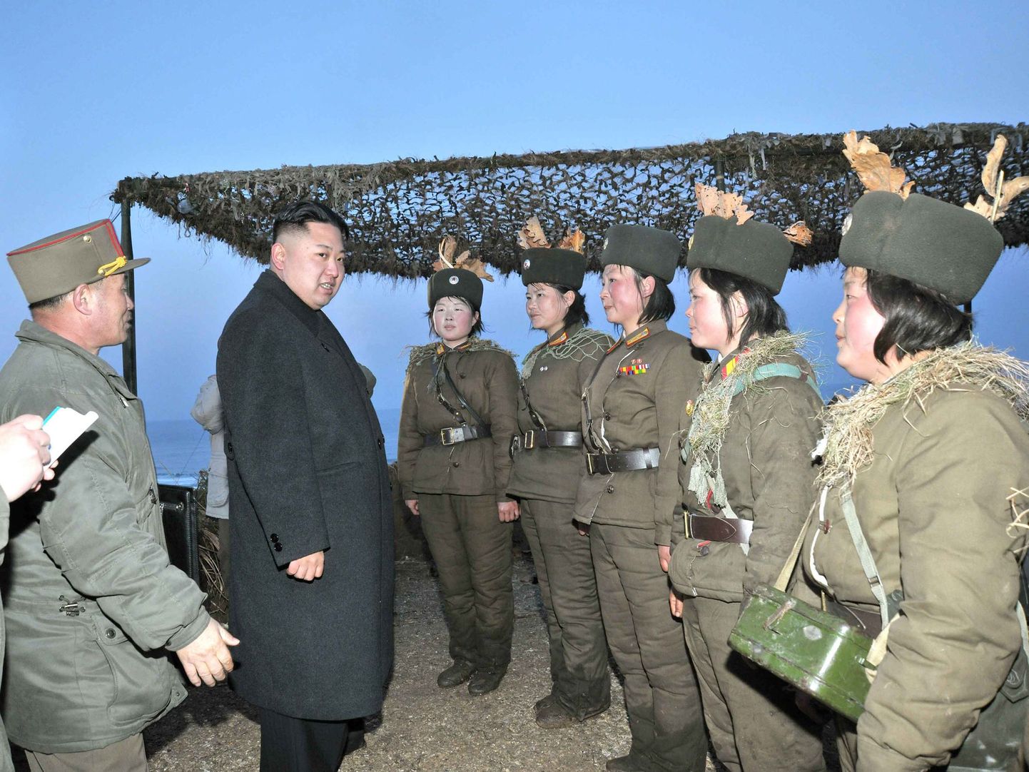 Põhja-Korea liider Kim Jong-un (vasakult teine) vestleb Korea Rahvaarmee sõduritega.