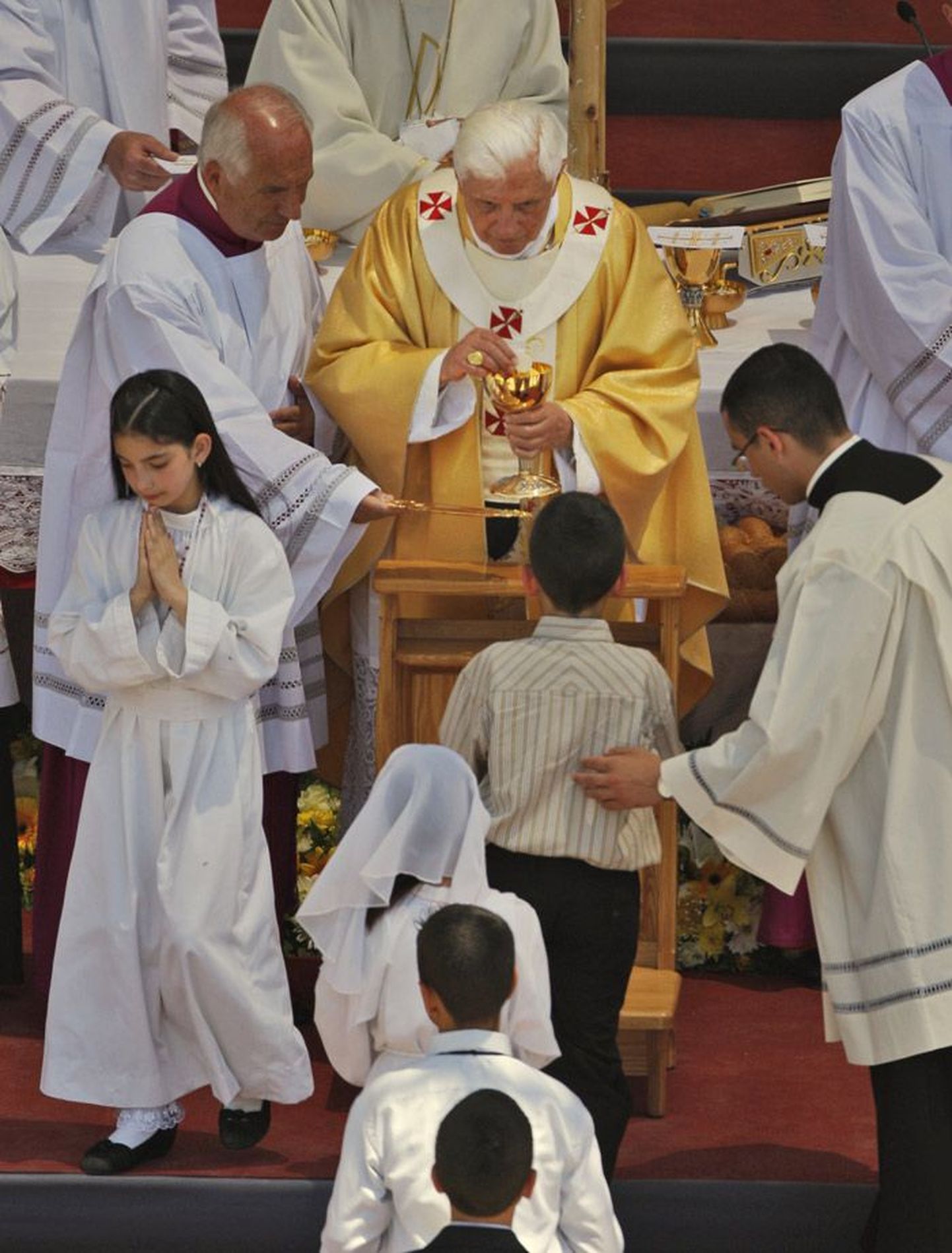 Väiksed Palestiina kristlased said eile Petlemmas paavstilt esimest armulauda.