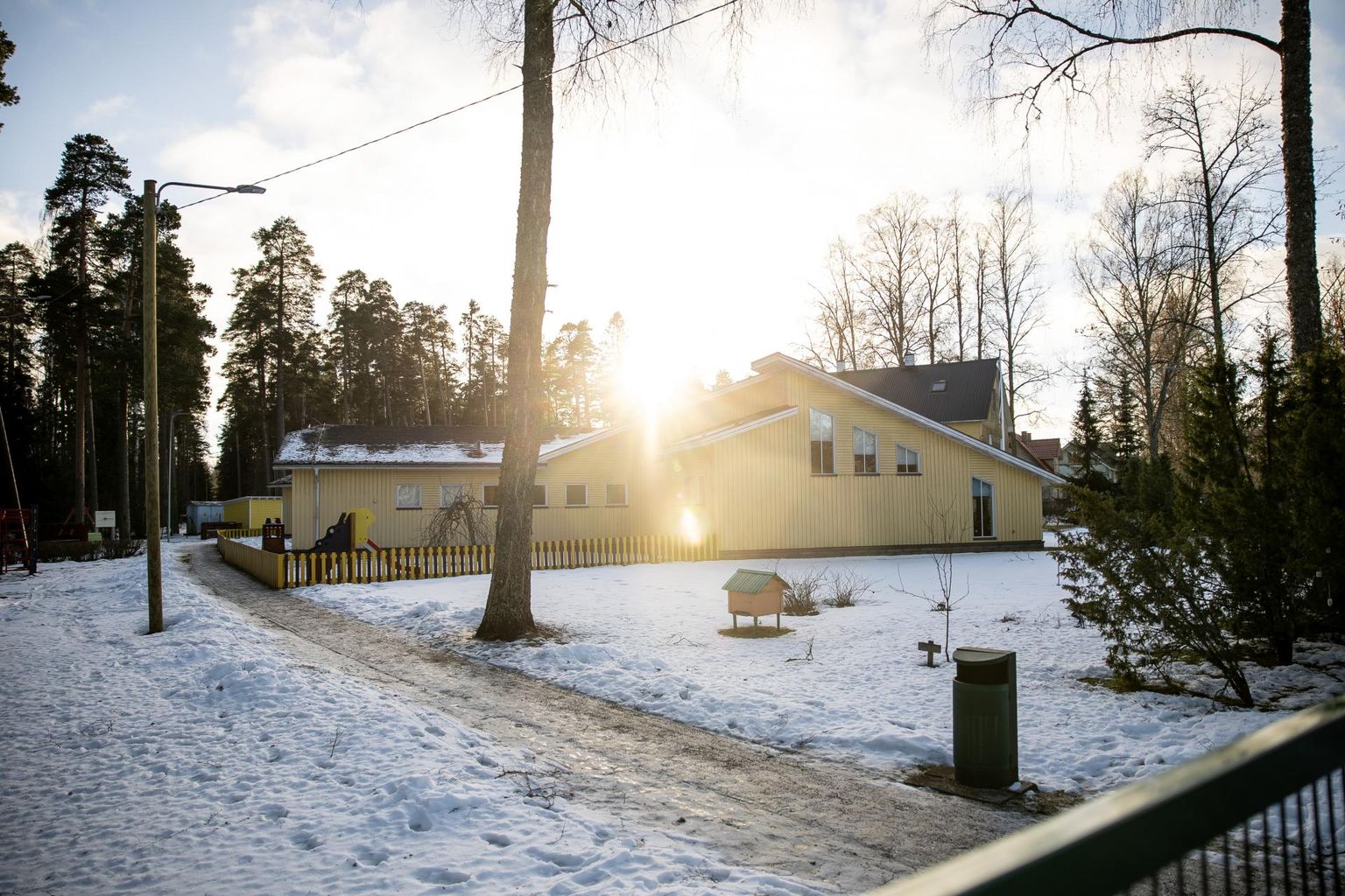 Aegviidu lasteaia kohalt ähvardab päike peagi kaduda.