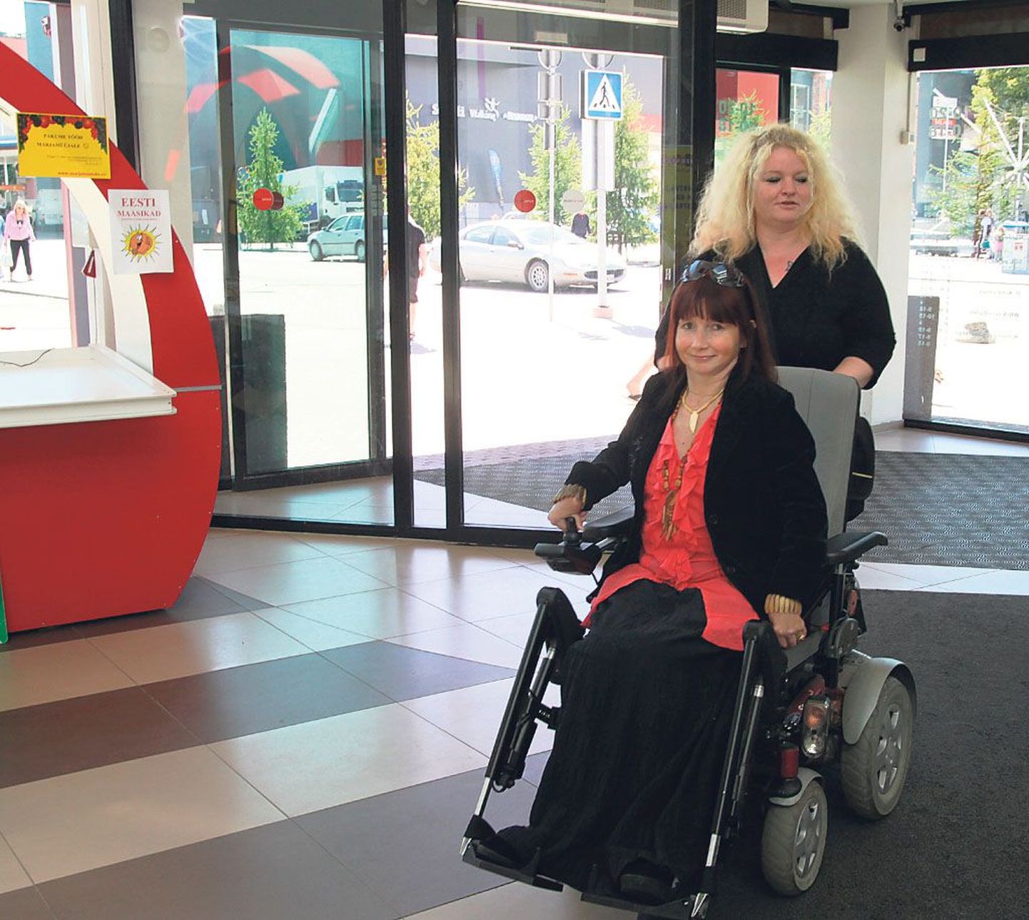 Terje Heinmets pääseb liikuma tänu elektrilisele ratastoolile ja paaril korral nädalas teda saatvale isiklikule abistajale Margit Petersonile.