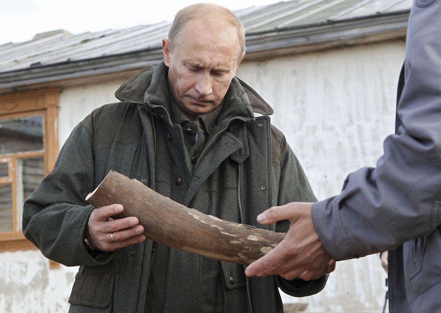Vladimir Putin ekspeditsiooni käigus leituga tutvumas