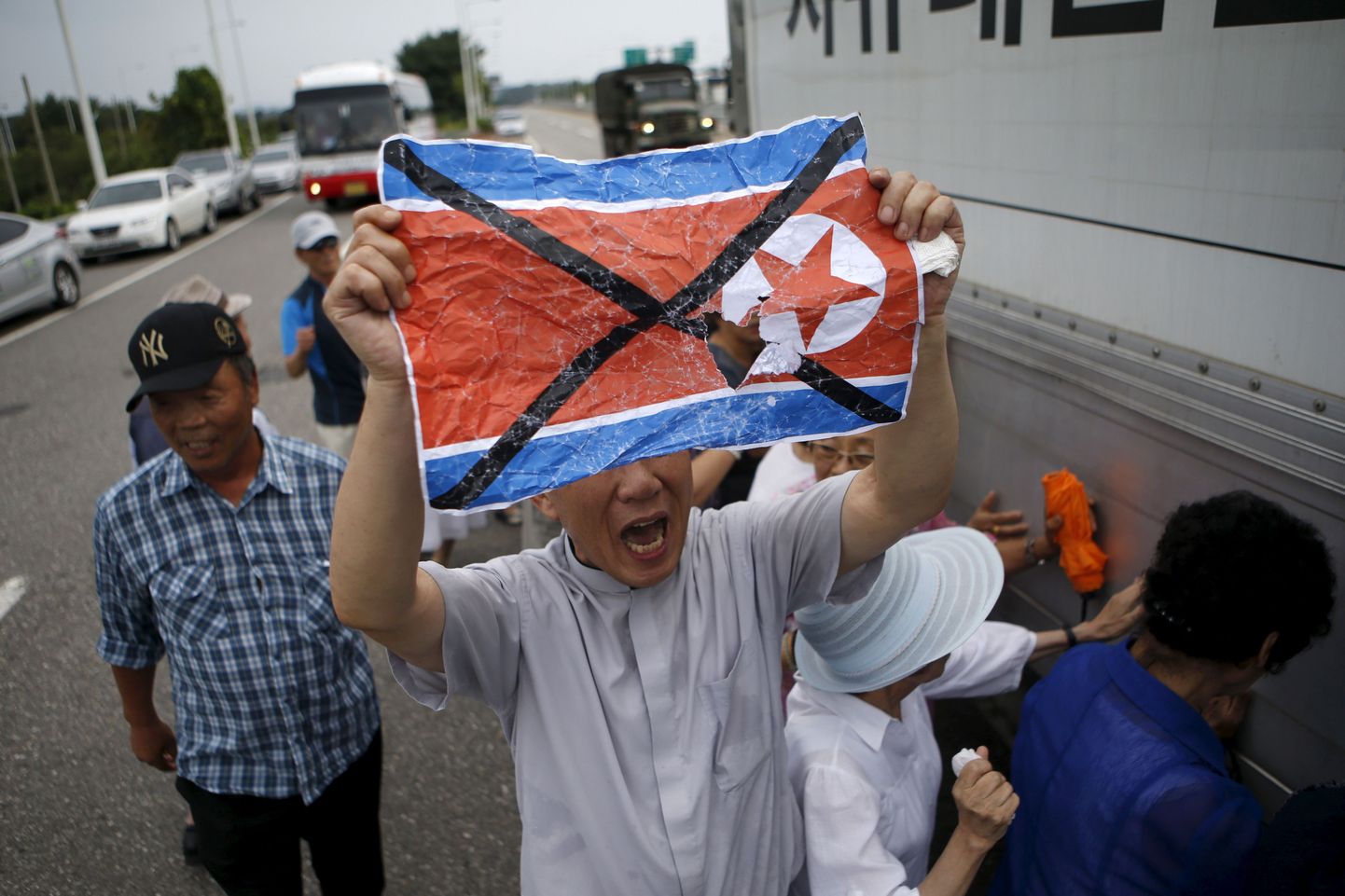 Lõuna-Korea demonstrant rüvetatud Põhja-Korea lipuga
