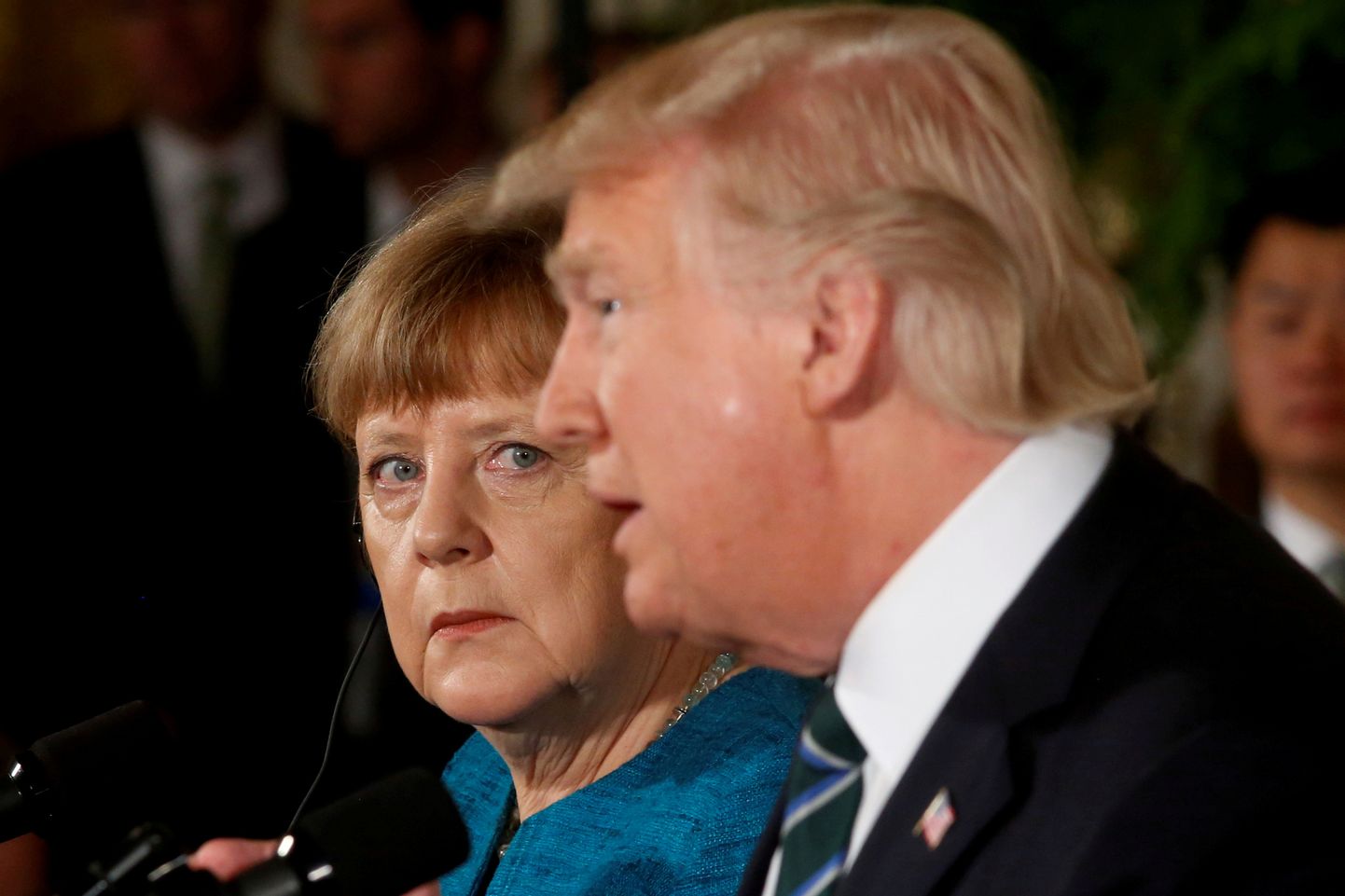 Saksamaa kantsler Angela Merkel põrnitsemas Donald Trumpi.