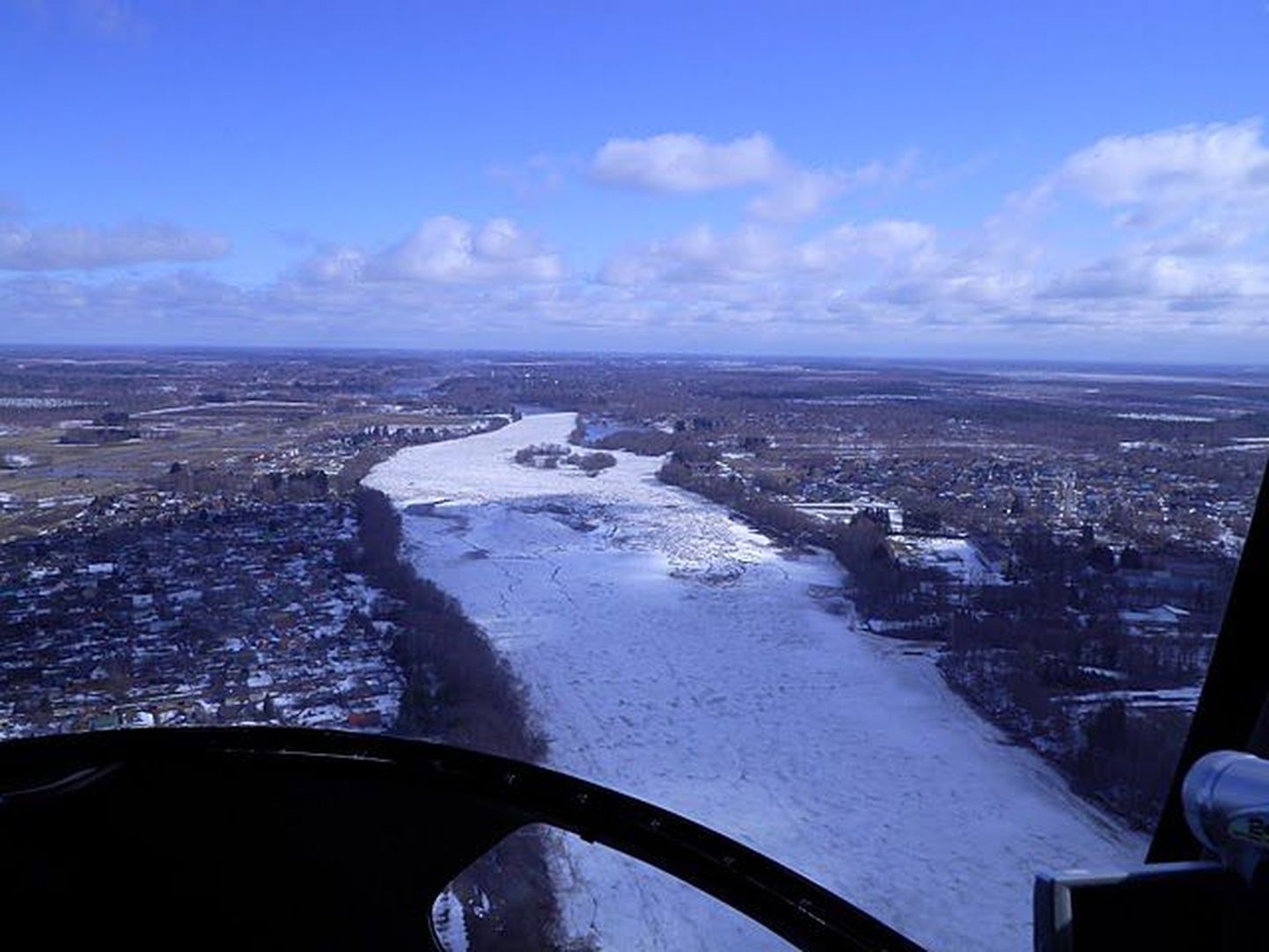 Aerofotod jääga ummistatud Pärnu jõest.